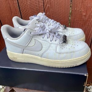 Nike Air Force 1 07 Premium Shoes 1-800 Mens Size 10.5 Pre-Owned